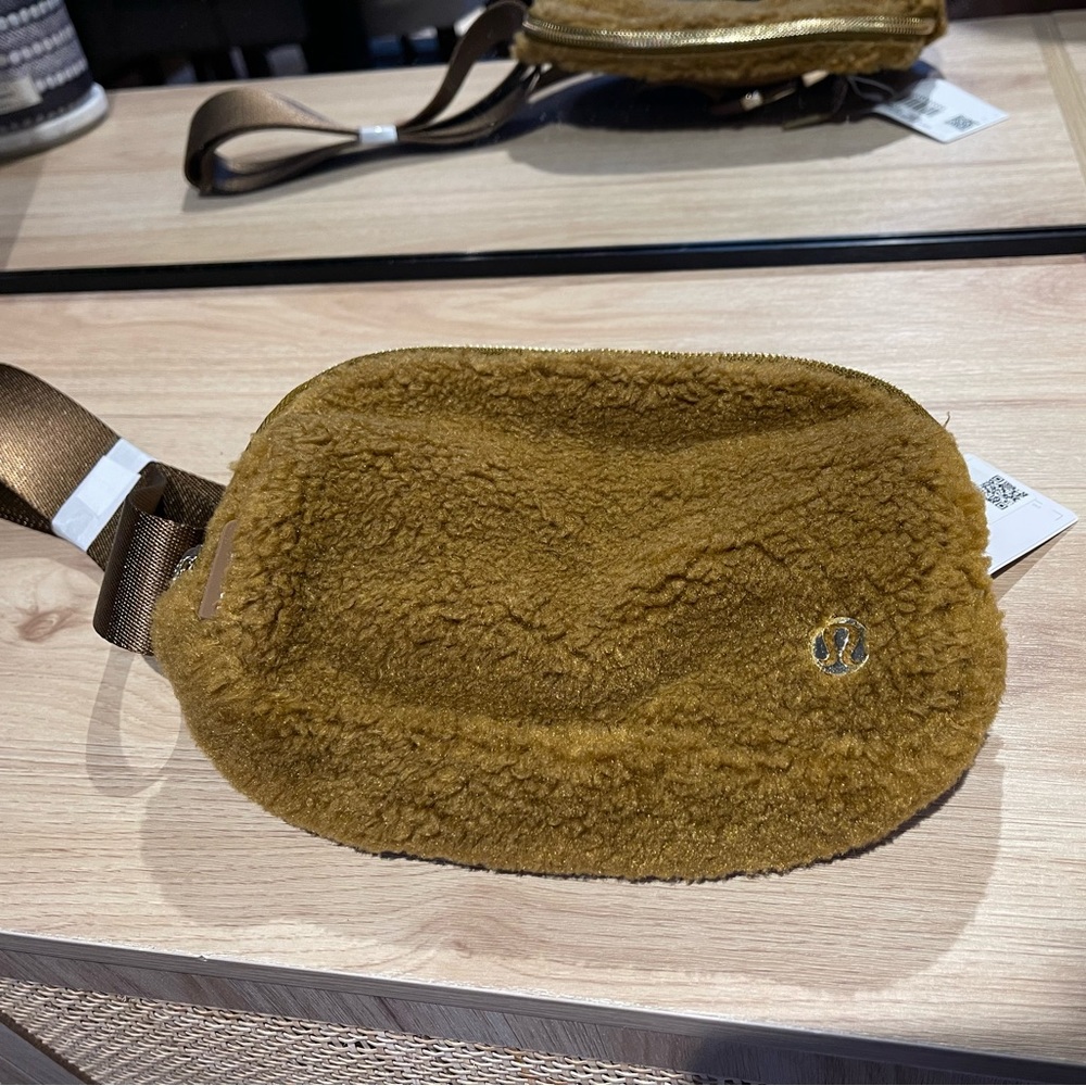 Lululemon everywhere belt bag Sherpa fleece burnt caramel